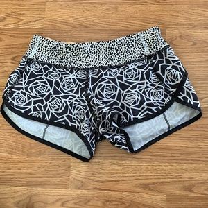Lululemon Abstract Black and White Shorts -Size2